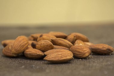 Tahta bir yüzeyde sağlıklı organik bademler.