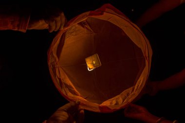 Seçici bir odak ile Diwali gecesinde uçmaya hazır bir balon.