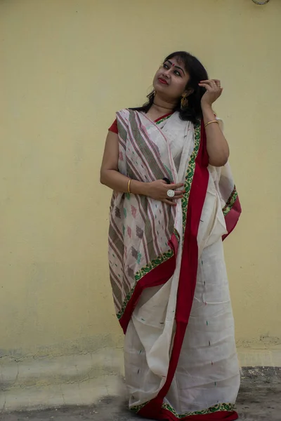 Beautiful Indian Female Model Traditional Bengali Saree Looking Straight Happily — Stock Photo, Image