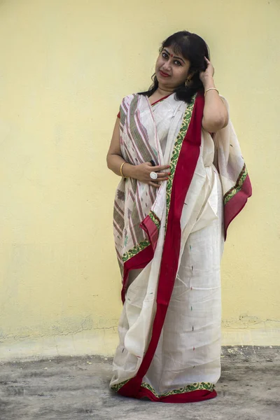 Hermosa Modelo Femenina India Saree Bengalí Tradicional Que Recta Felizmente —  Fotos de Stock