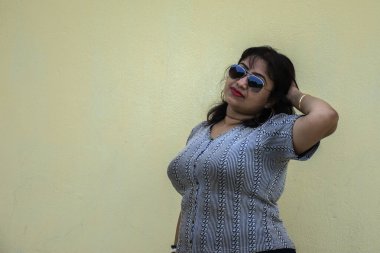 Batılı elbiseli Hint mankeni