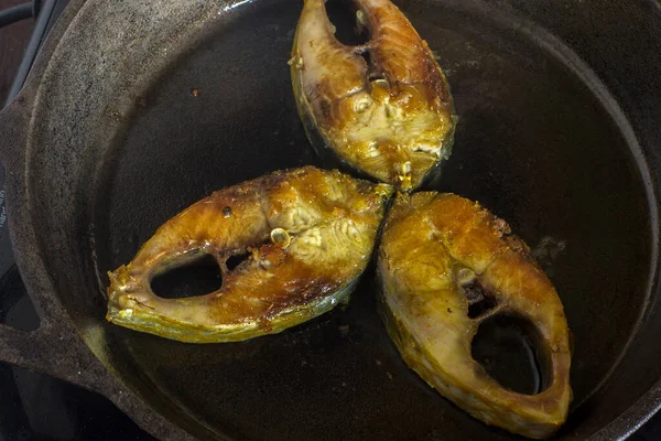 Tenualosa Ilisha ya da Hilsha balığının siyah bir tavada kızartılışı.