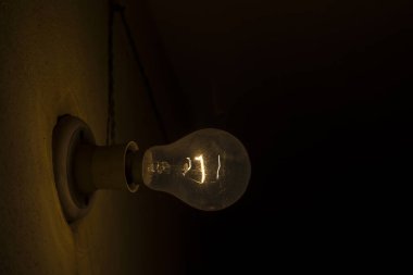 Filamanlı ve koyu arkaplan odaklı eski bir ampul