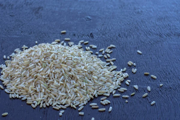 Brauner Bio Reis Auf Einer Holzoberfläche — Stockfoto