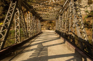 Güneşli bir günde bir dağ demir köprüsü