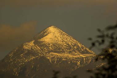 Kanchenjunga zirvesinde gün doğumunda altın ışık karla kaplandı