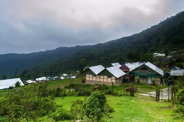 Gebirgstal Mit Vielen Wolken Und Grünen Kiefern Und Kleinen Dorfhäusern — Stockfoto