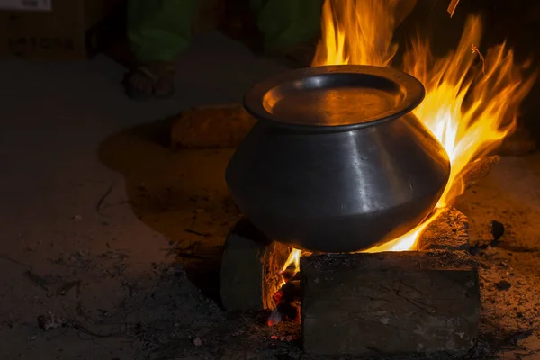 Les Villageois Cuisinent Dans Ustensile Aluminium Avec Feu Bois Nuit — Photo