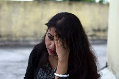 Hintli kadın manken üzgün bir yüz ve metin için kopya alanı var. Mutsuz ruh hali