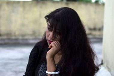 Hintli kadın manken üzgün bir yüz ve metin için kopya alanı var. Mutsuz ruh hali