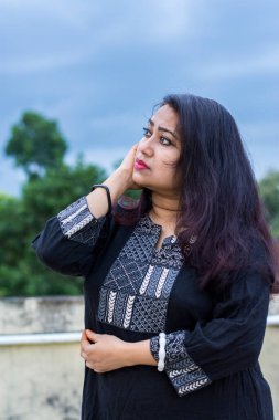 Hintli kadın manken üzgün bir yüz ve metin için kopya alanı var. Mutsuz ruh hali