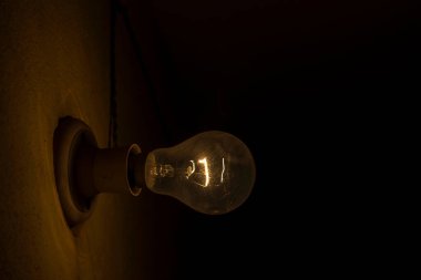 Filamanlı ve koyu arkaplan odaklı eski bir ampul