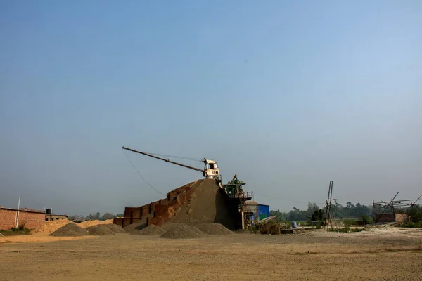Taş yongaları üreten büyük bir taş yonga makinesi.