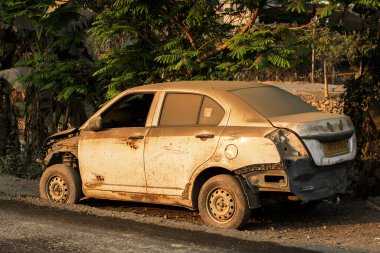 Hurda yığını gibi duran hasarlı, işe yaramaz bir araba..