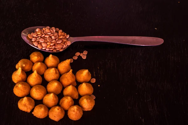 Bengali 'de çok az mung dal hamur tatlısı, geleneksel Bengali yemeklerini pişirmenin çok popüler bir bileşenidir. Seçici odak.