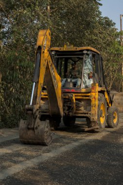 14 Mart 2021, Narendrapur, Batı Bengal, Hindistan: Bir yerden başka bir yere bir buldozer bakım yol malzemesi. Seçici odak.