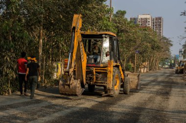 14 Mart 2021, Narendrapur, Batı Bengal, Hindistan: Bir yerden başka bir yere bir buldozer bakım yol malzemesi. Seçici odak.