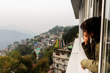 Hindistan 'ın başkenti Sikkim' in güzel Gangtok manzarasının tadını çıkaran genç bir bayan turist..