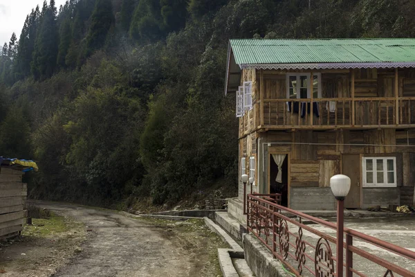 Ein Holzhaus Straßenrand Dorf Lachung North Sikkim Indien — Stockfoto