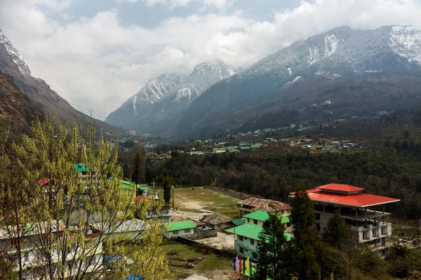 Schönes Dorf Lachung Nord Sikkim Indien Mit Schneebedeckten Bergen Hintergrund — Stockfoto