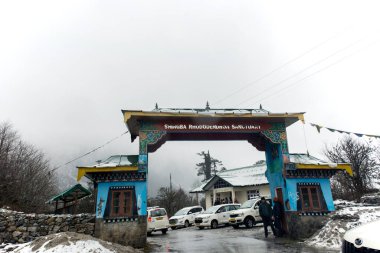 1 Nisan, Nefthang Vadisi, Sikkim, Hindistan: Yumthang Vadisi yakınlarındaki Shingba Rhododendron Sığınağı 'nın giriş kapısı, Sikkim, Hindistan. Seçici odak.