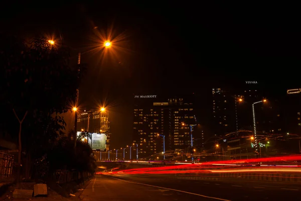 2019年9月25日 インド 西ベンガル州コルカタ コルカタ市の運動速度光 インド コルカタの有名なホテルの建物で夜の都市交通のライトトレイル — ストック写真