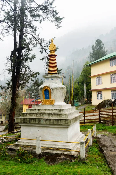 Lachung Stupa Mit Kloster Lachung Hintergrund Selektiver Fokus — Stockfoto