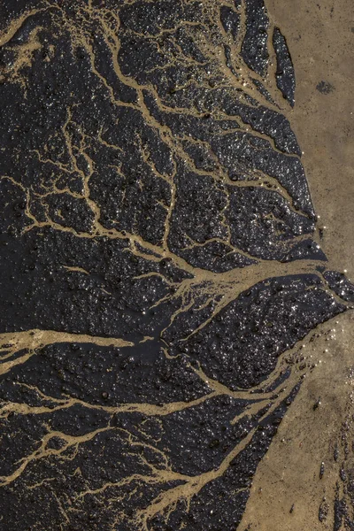 Çatıdaki PVC borularının atıkları yukarıdan bakıldığında nehirler gibi güzel desenler oluşturdu. Seçici odak.