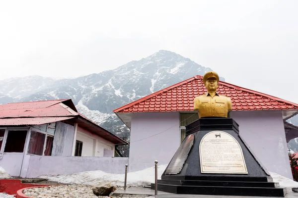 Statue Soldat Près Temple Baba Harbhajan Avec Montagne Couverte Neige — Photo