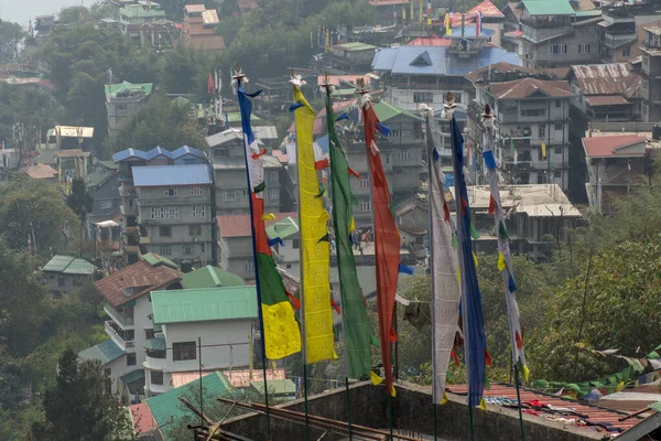 Bunte Gebetsfahnen Und Hintergrund Die Stadt Gangtok Selektiver Fokus — Stockfoto