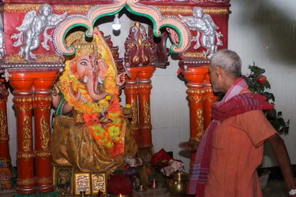 Mars 2021 Siliguri Bengale Occidental Inde Priste Vénérant Dieu Ganesha — Photo