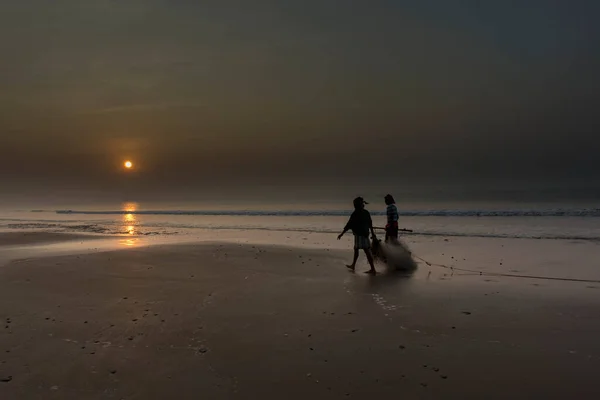 Deux Pêcheurs Non Identifiés Marchant Avec Filet Pêche Sur Plage — Photo