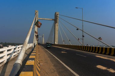 7 Ocak 2021. Namkhana, Batı Bengal, Hindistan. Namkhana 'da yeni yapılmış bir köprü, Matla Nehri üzerinde Batı Bengal ve bazı BJP bayrakları asılı..