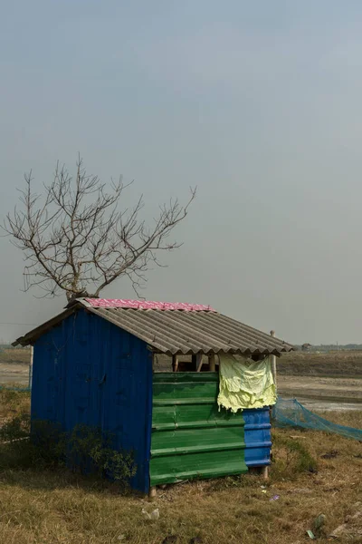 9 Ocak 2021, Henry Adası, Batı Bengal, Hindistan: Teneke çarşaftan yapılmış küçük bir Hint köyü evi. Seçici odak.