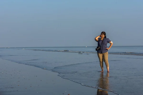 Une Belle Dame Debout Sur Une Plage Mer Avec Une — Photo