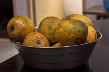 Çelik bir kasede mango. Seçici odak.