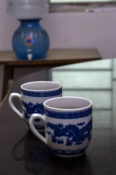 Geleneksel ejderhalı iki beyaz kupa. Seçici odak.