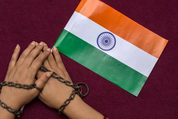 Egy Női Kéz Lánccal Megkötözve Egy Indiai Trikolor Nemzeti Zászlót — Stock Fotó
