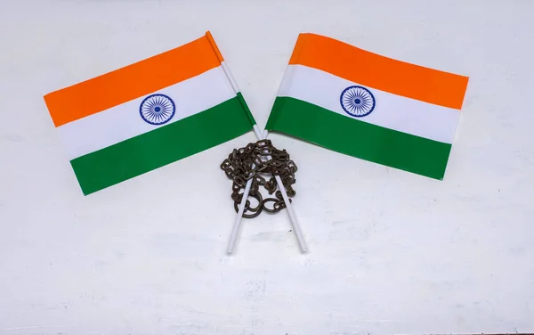 Два Індійських Триколорних Національні Прапори Язані Ланцюгом Білому Тлі Концепція — стокове фото