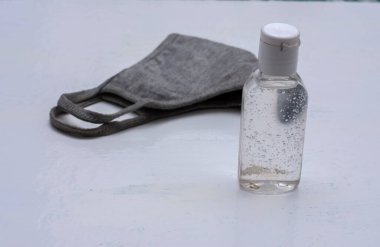 Beyaz arka planda odaktan uzak bir bez misk kokulu bir şişe dezenfektan. Seçici odak.