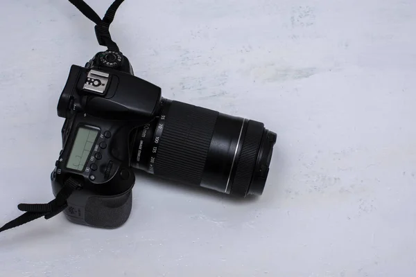 Beyaz arka planda bir ÖAB kamerası. Seçici odak.