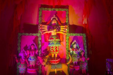 Pandaldaki Tanrıça Durga idolü. Durga Puja dünya çapındaki en önemli Hindu festivallerinden biridir. Özellikle Bengalliler için..
