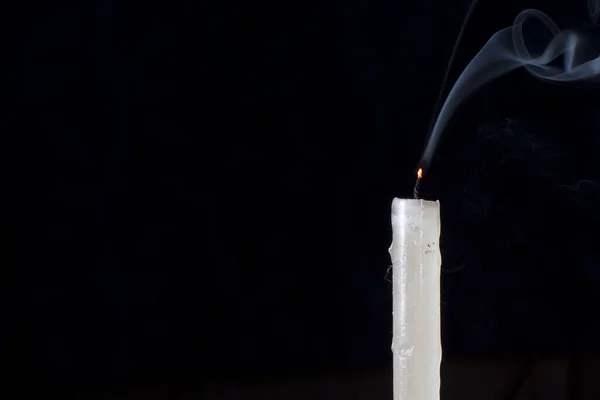 Işıksız bir mum ve karanlıkta duman hattı. Umutsuzluk kavramı ve seçici bir odaklanma ile hayatın sonu..