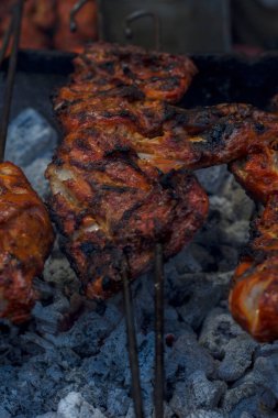 Ateşli ızgaradaki tüm tavuk nefis. Seçici odak.