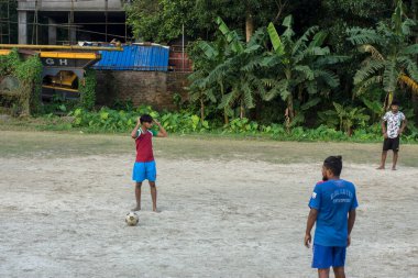 9 Ağustos 2021, Kolkata, Batı Bengal, Hindistan: Seçici bir odak ile futbol oynayan birkaç genç çocuk.