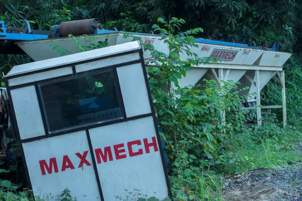 9 Ağustos 2021, Kolkata, Batı Bengal, Hindistan: Yol kenarı hurda olarak kullanılmayan büyük bir makine. Seçici odak.