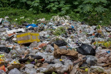 15 Ağustos 2021, Kolkata, Batı Bengal, Hindistan: Yol kenarındaki çöp yığını.