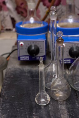 18 Ağustos 2021, Kolkata, Batı Bengal, Hindistan: Laboratuvarda farklı tip test kavanozları veya tüpleri.