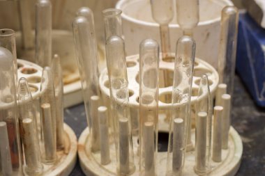 18 Ağustos 2021, Kolkata, Batı Bengal, Hindistan: Laboratuvarda farklı test tüpleri.