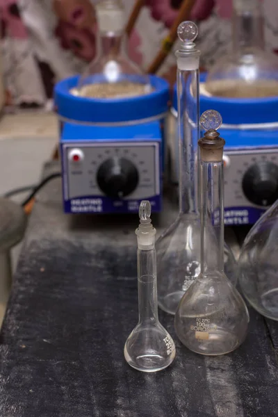 18 Ağustos 2021, Kolkata, Batı Bengal, Hindistan: Laboratuvarda farklı tip test kavanozları veya tüpleri.